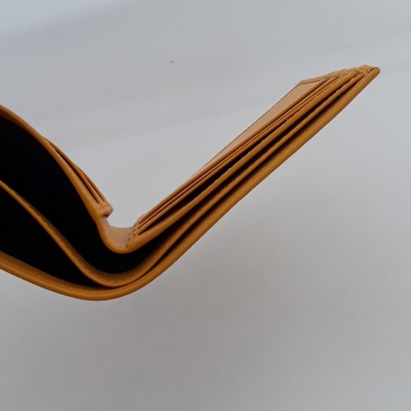 NIB 100% Authentic GUCCI wallet. Price is firm. - Picture 7 of 8